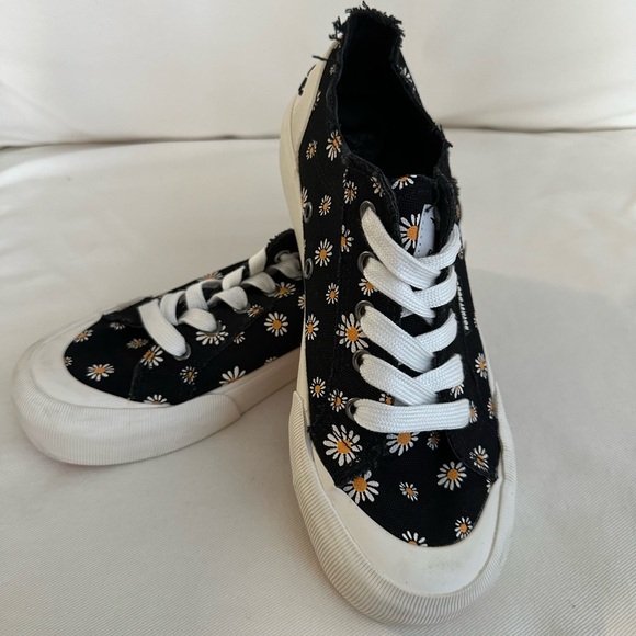 !! SOLD !! Black & white daisy sneakers worn once #daisyvibes - Picture 2 of 3